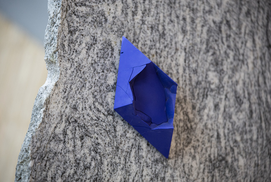 <p><em>Imagined erosion</em>, reconstructed lapis-lazuli, steel, brooch, 75 x 50 x 30 mm, 2018 &copy; Patr&iacute;cia Domingues.</p>