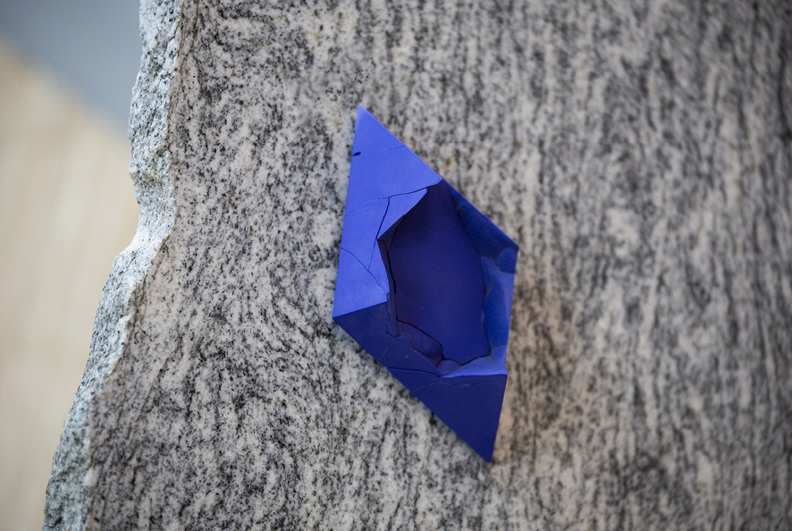 <p><em>Imagined erosion</em>, reconstructed lapis-lazuli, steel, brooch, 75 x 50 x 30 mm, 2018 © Patrícia Domingues.</p>