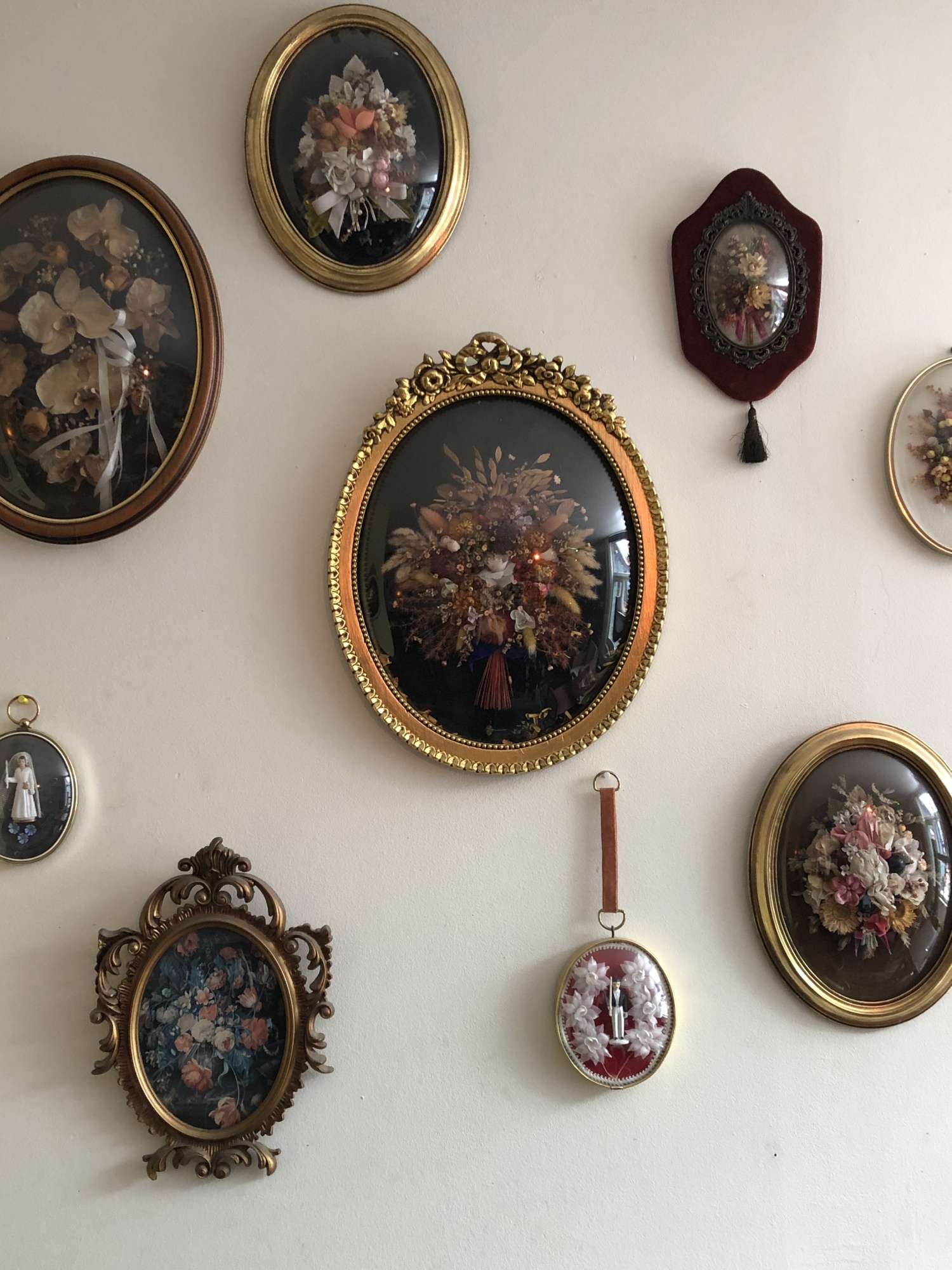 <p>Een collectie bloemendecoratie op een kamer van een bewoonster, 2024, foto door Lies Vandeburie.</p>