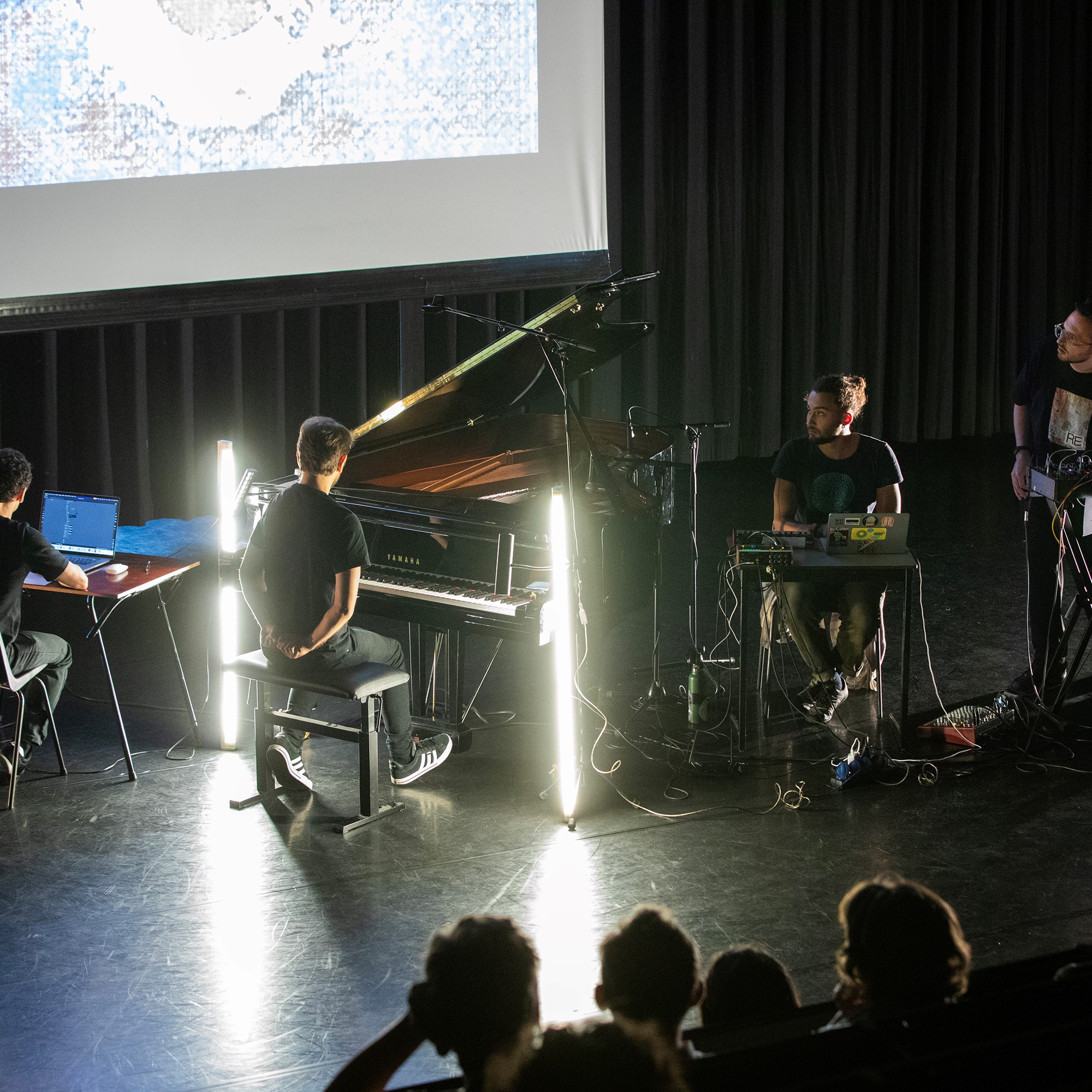 <p>"<a href="https://forum-online.be/en/issues/october-2026/ai-in-motion">AI in Motion</a>" door Frederik De Bleser, C&egrave;lia Tort Pujol, Myrthe Bokelmann en Lieven Menschaert</p>